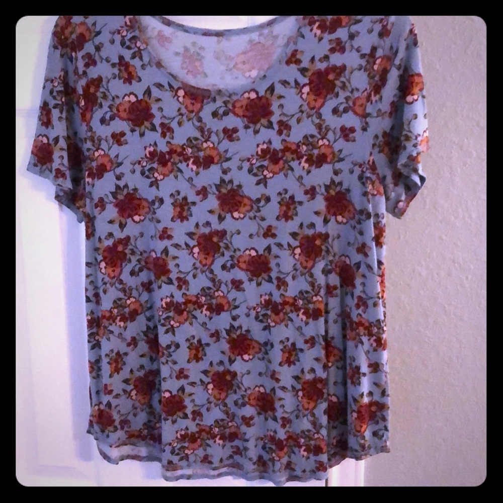 Super cute Floral soft crew tee!